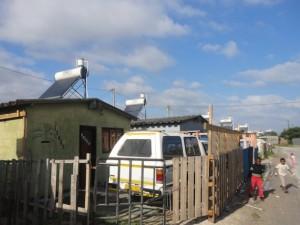 Viviendas del municipio Khayelitsha, en las afueras de Ciudad del Cabo, beneficiadas con techos aislantes, calentadores solares de agua y bombillas de bajo consumo. Brendon Bosworth/IPS
