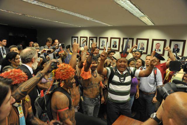 Caciques y guerreros mundurukú protestan en la Cámara de Diputados de Brasil el martes 10 de diciembre de 2013. Crédito: Luis Macedo/Acervo/Cámara de Diputados de Brasil