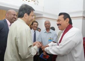 El presidente de Sri Lanka, Mahinda Rajapaksa (derecha), con Ravinatha Ariyasinha, diplomático srilankés en el Consejo de Derechos Humanos Ginebra. Crédito: Presidential Media Unit.