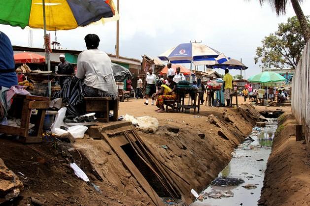 Residentes de Clara Town, un barrio pobre de Monrovia, Liberia. La carencia de agua potable y saneamiento siguen siendo problemas acuciantes para miles de millones de personas en el mundo. Crédito: Travis Lupick/IPS