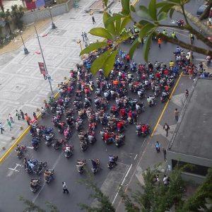 Colectivos motorizados avanzan tras unidades de la Policía Nacional en el centro de Caracas. Crédito: Cortesía de usuario de Twitter cuya identidad se reserva