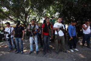 Un grupo de autodefensas en la zona de Tierra Caliente, en Michoacán, que desde 2013 combaten en forma ilegal al cártel del narcotráfico y que ahora el gobierno busca regularizar. Crédito: Félix Márquez /IPS