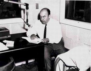 Pablo Neruda grabando sus poemas en la Biblioteca del Congreso de Estados Unidos en 1966. Crédito: Dominio público