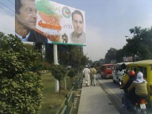 Militantes del PTI instalaron carteles en Peshawar convocando a la movilización. Crédito: Ashfaq Yusufzai/IPS
