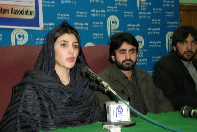 Ayesha Gullalai, diputada del partido Pakistan Tehreek Insaf, apoya la campaña estudiantil para que cesen las operaciones militares en las FATA. Crédito: Ashfaq Yusufzai/IPS