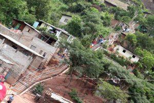 Las nuevas escaleras y pasamanos en el populoso barrio de La Villanueva, en Tegucigalpa, alivian la vida de sus habitantes y sirven de ruta de evacuación ante las lluvias. Crédito: Luis Elvir/IPS