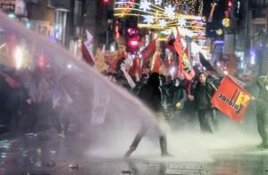 La policía de Estambul utiliza cañones de agua y gases lacrimógenos para dispersar manifestantes que protestan por la nueva ley de Internet. Crédito: Emrah Gurel/IPS.