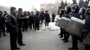 Un manifestante prorruso se enfrenta a la policía antidisturbios ucraniana en la puerta del edificio de la administración regional, en el centro de Donetsk. Crédito: Zack Baddorf/IPS