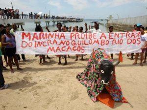 Una de las protestas de los quilombolas de Rio dos Macacos contra la ocupación de su tierra y la violación de sus derechos por la base naval. Crédito: Coha.org