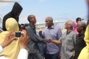 Somalíes deportados de Kenia son recibidos por autoridades de su país. Se calcula que unos 500 somalíes fueron deportados y que 4.000 más están detenidos en Kenia. Crédito: Abdirahman Omar Abdi/IPS