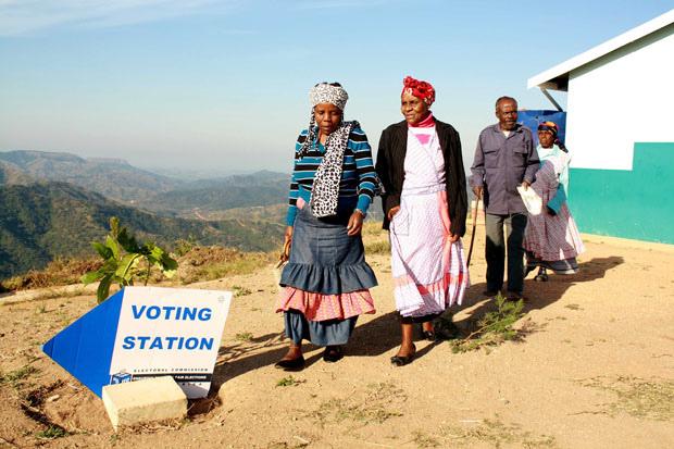 Miembros de la comunidad de Mabheleni, en Kwazulu Natal, Sudáfrica, cuando se dirigían a votar el 7 de mayo, tras 20 años de democracia. Crédito: GCIS/CC by 2.0