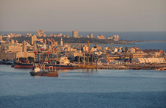 Vista del Puerto de Montevideo desde el Cerro. Crédito: Daniel Stonek CC BY 3.0