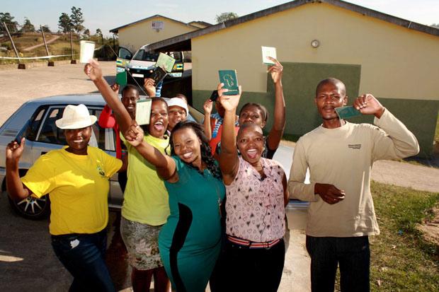 Los “nacidos libres” de Sudáfrica, que nacieron después de las elecciones de 1994, se dirigen a votar por primera vez en la comunidad de Mabheleni, en Kwazulu Natal. Crédito: GCIS/CC by 2.0