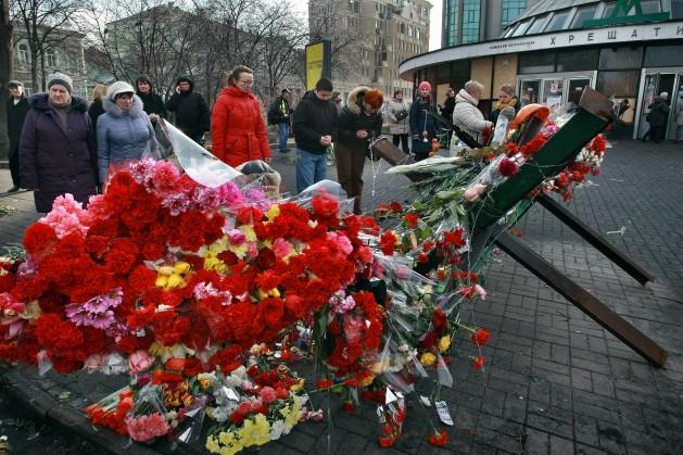 Flores en Kiev, a principios de 2014, en recuerdo de los muertos en las protestas de Maidan. Quienes lucharon por el cambio en Ucrania esperan que el nuevo presidente no los defraude. Crédito: Natalia Kravchuk