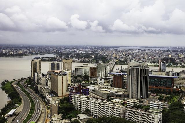 Abiyán, el centro económico de Costa de Marfil, es el escenario de grandes obras de infraestructura. Crédito: Marc- André Boisvert /IPS