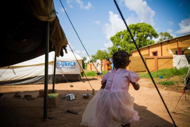 Una niña juega en un campamento de Acnur en Ouagadougou, Burkina Faso. Crédito: Marc-André Boisvert/IPS.