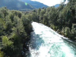 El cauce del Fuy, en la Región de Los Ríos y 750 kilómetros al sur de Santiago, es uno de los ríos sureños de los que podría extraerse agua para el seco norte minero. Crédito: Marianela Jarroud/IPS