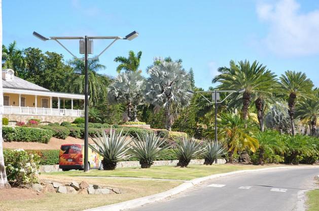 En la carretera que conduce al Aeropuerto Internacional VC Bird de Antigua se instalaron luminarias alimentadas con energía solar. Crédito: Desmond Brown/IPS.