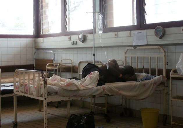 El gobierno de Camerún dice que la cantidad no controlada de clínicas de salud e instituciones de formación médica son responsables de muertes y del empeoramiento de las condiciones médicas. Crédito: Monde Kingsley Nfor/IPS.