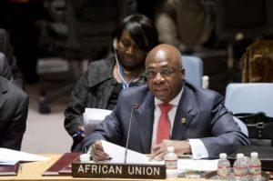 Téte António, observador permanente de la Unión Africana ante la ONU, informa al Consejo de Seguridad sobre la Misión Internacional de Apoyo a la República Centroafricana (Misca), el 6 de este mes. Crédito: UN Photo/Evan Schneider.