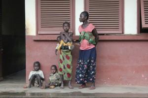 Pacientes esperan en la puerta del Hospital Kaga Bandoro en República Centroafricana. Se estima que 35 por ciento de la población se encuentra en situación vulnerable y necesita asistencia urgente. Crédito: Gregoire Pourtier/cc by 2.0