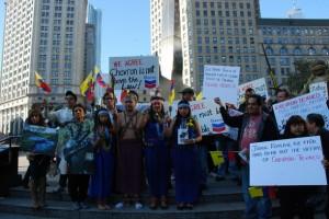 Ecuatorianos y algunos seguidores se reunieron a protestar contra el litigio de Chevron en las afueras del juzgado federal de Nueva York, el 15 de octubre de 2013. Crédito: Samuel Oakford/IPS