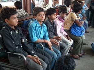 Niños indios rescatados del trabajo infantil esperan en Nueva Delhi ser llevados de regreso a sus aldeas. Crédito: Bachpan Bachao Andolan/IPS