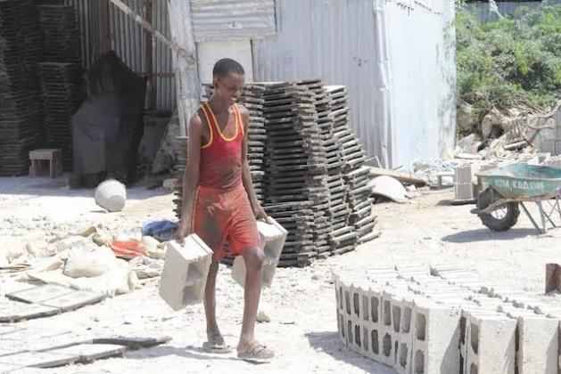 El desempleo de Somalia es uno de los más altos del mundo, ya que 54 por ciento de los somalíes entre 15 y 64 años no tienen trabajo. En cambio, parece que sí abundan los puestos para niñas y niños.. Crédito: Cortesía Alinoor Salad