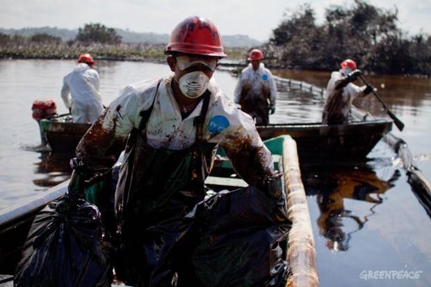 Pescadores de la población mexicana de Coatzacoalcos, mientras trataban de controlar un derrame petrolero en su zona de pesca en 2012. Crédito: Prometeo Lucero/Greenpeace