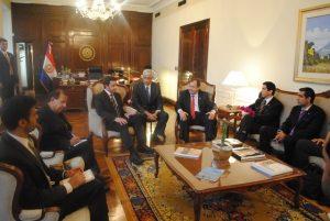 El vicepresidente paraguayo, Juan Eudes Afara, durante el encuentro con el ministro de Relaciones Exteriores de los Emiratos Árabes Unidos, jeque Abdulah bin Zayed al Nahyan. Crédito: Natalia Ruiz Diaz/IPS