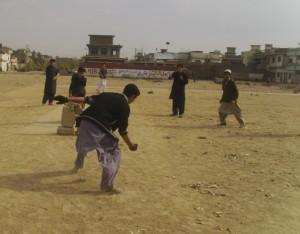 Hijos de refugiados afganos juegan al críquet en las afueras de Peshawar, Pakistán. Crédito: Ashfaq Yusufzai/IPS