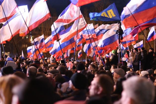 Multitudes enarbolan banderas de Crimea y de Rusia en Simferopol luego del referendo. Crédito: Alexey Yakushechkin/IPS.