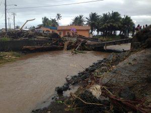 Habitantes de San Vicente en un puente destruido por las inundaciones. Crédito: Desmond Brown/IPS.