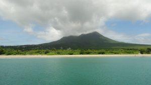 El monte Nieves se ubica en el centro de esta isla volcánica y tiene reservas de energía geotérmica. Crédito: Desmond Brown/IPS.