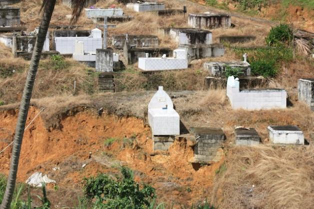 Este cementerio en Santa Lucía fue uno de los sitios dañados por el huracán Tomás, que el 31 de octubre de 2010 azotó la isla y mató a 14 personas. Crédito: Desmond Brown/IPS.