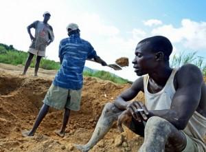 Mineros artesanales trabajan en las minas aluviales de diamantes cerca de Koidu, en el oriente de Sierra Leona. Los llamados “diamantes de sangre” ayudaron a financiar guerras civiles en ese país y en Liberia. Crédito: Tommy Trenchard/IPS.