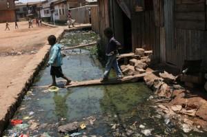 La falta de saneamiento afecta la higiene de niños y niñas, como ocurre con esta acequia contaminada en Madagascar. Crédito: Lova Rabary-Rakontondravony/IPS