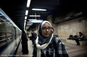 Nihal Saad Zaghloul, cofundadora de Basma, en la estación del metro en El Cairo, donde realizó las primeras campañas de concientización. Crédito: Cortesía de Magali Corouge/Documentography