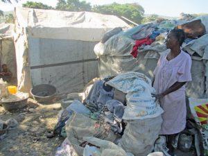 La haitiana Mimose Gérard, de 57 años, lava ropas y recoge botellas de plástico para sobrevivir. Cuatro años después del terremoto, todavía reside en un campamento. Crédito: Milo Milfort/IPS.