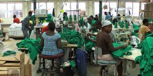 Trabajadoras cosen camisetas para Hanes en una fábrica de la zona de libre comercio de Codevi, en Ouanaminthe, Haití. Crédito: Jude Stanley Roy/IPS.