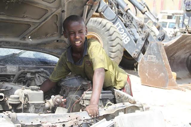 Los niños como Hassan Abdullahi Daule, de 11 años, reciben salarios inferiores a los de los adultos, aun cuando desempeñen las mismas funciones. Crédito: Cortesía Alinoor Salad