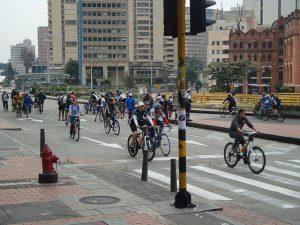 Un millón de personas usan cada domingo las ciclovías recreativas, que cierran algunas calles principales de la capital colombiana. Crédito: Helda Martínez/IPS.