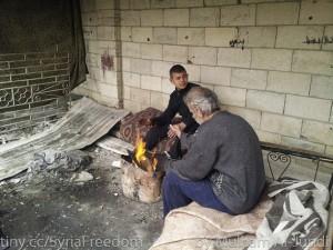 Dos habitantes de la ciudad siria de Homs encuentran refugio tras dos meses de bombardeos, en 2012. Crédito: Freedom House/cc by 2.0