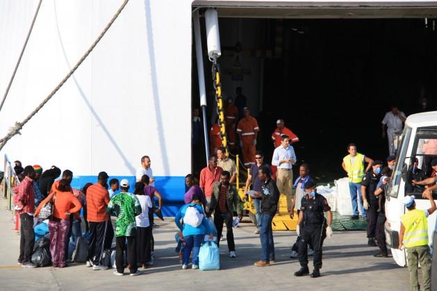 Inmigrantes son transferidos desde el centro de Lampedusa. Crédito: Caritas Italiana.