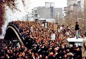 Una manifestación masiva en Teherán en la época de la Revolución Islámica de 1979. Crédito: Licencia GNU