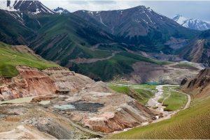 El yacimiento de carbón de Kara-Keche se ubica en este contaminado valle minero de la provincia kirguisa de Naryn. Crédito: David Trilling/EurasiaNet.