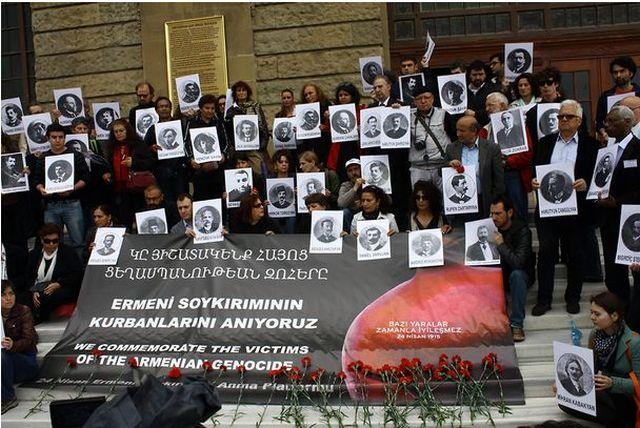 Activistas turco-armenios muestran fotos de sus ancestros asesinados durante las masacres de 1915, en una vigilia celebrada el 24 de abril de 2014. Crédito: Joshua Kucera/EurasiaNet