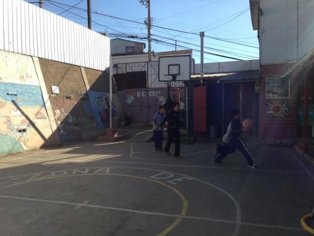El patio de juegos de la escuela básica San Judas Tadeo, en el cerro San Juan de Dios de Valparaíso, Chile. Crédito: Diana Cariboni/IPS 