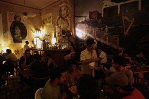 Noche de sábado en el bar privado El Madrigal, en el barrio habanero del Vedado, Cuba. Crédito: Jorge Luis Baños/IPS