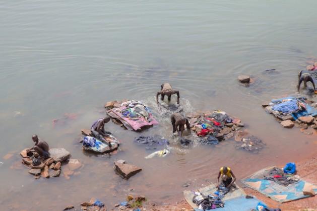 Personas lavando ropas en aguas del río Níger en Bamako. Crédito: Marc-André Boisvert/IPS.